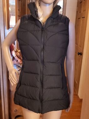 Bernardo Women's Black Quilted Puffer Vest - Classic Sleeveless Jacket